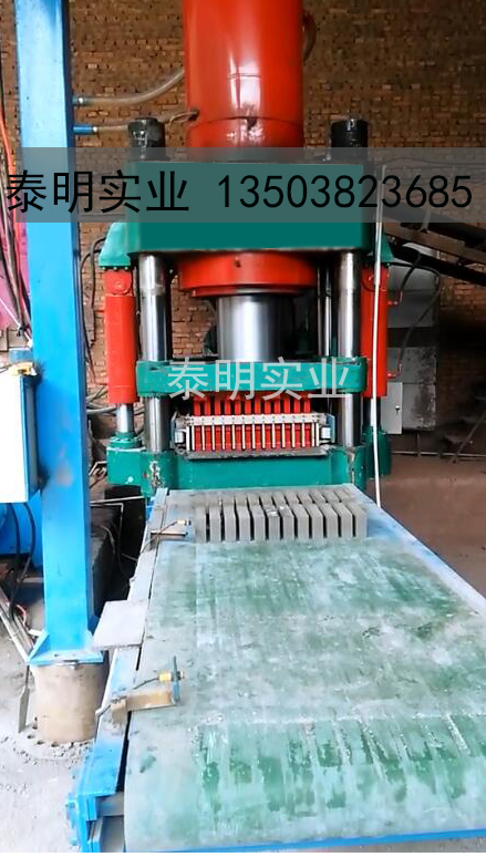 礦粉壓塊機(jī)壓球機(jī)設(shè)備